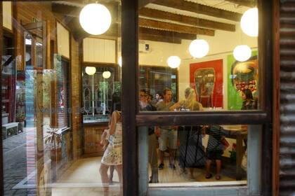 El artista tiene su pequeño taller en el medio del Mercado de Maschwitz. Ahí expone y vende sus obras