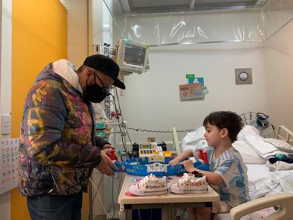 El artista urbano Ninja junto a Isi pintando corazones en zapatillas