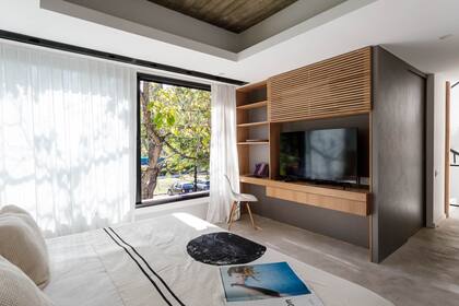 El artista y empresario César Lago diseñó un mueble que nuclea varias posibilidades de uso: lugar para le tele, escritorio, estantes y cajones.