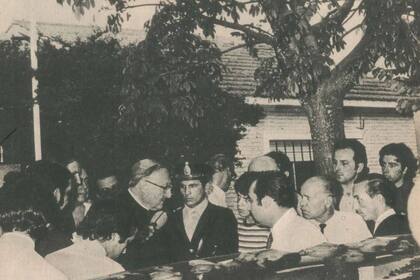 El arzobispo de Buenos Aires, monseñor Antonio Caggiano, sale de la casa de Oberdan Sallustro, donde estuvo reunido con la esposa y los hijos del empresario secuestrado