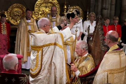 El arzobispo de Canterbury coloca la corona sobre Carlos