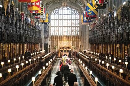 El arzobispo de Canterbury y el decano de
Windsor se paran en el altar. Siguiendo los
deseos del duque de Edimburgo, no hay elogios,
lecturas, ni sermones durante la ceremonia,
pero el decano de Windsor y el arzobispo de
Canterbury recuerdan su vida y “su servicio, su
coraje, y fuerza de alma”.