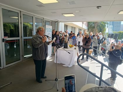 El arzobispo de Córdoba, cardenal Ángel Rossi, en el abrazo simbólico a los hospitales del Polo Sanitario