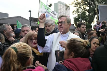 El arzobispo de la Ciudad de Buenos Aires, Jorge García Cuerva, rocía agua bendita a los fieles frente a la Iglesia de San Cayetano en Buenos Aires el 7 de agosto de 2025