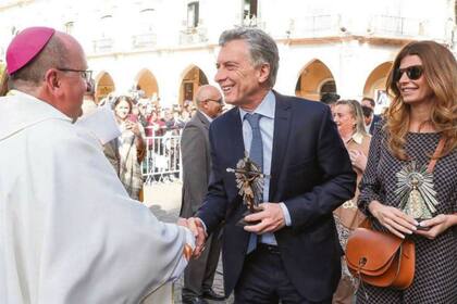 El Arzobispo de Salta saluda a Mauricio Macri y a su esposa tras la misa en la Fiesta del Milagro, el domingo pasado