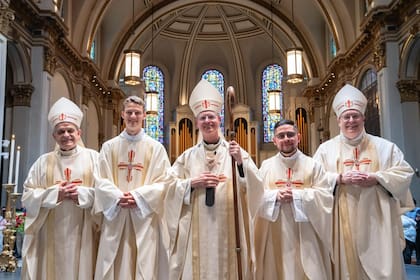 El Arzobispo de Seattle, Paul D. Etienne (al centro), advirtió: sacerdotes que rompan el sigilo de confesión enfrentarán excomunión automática según el Código de Derecho Canónico (canon 983)