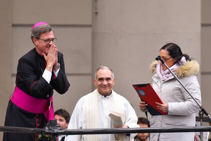 El arzobispo García Cuerva saluda a los fieles reunidos frente a la Catedral