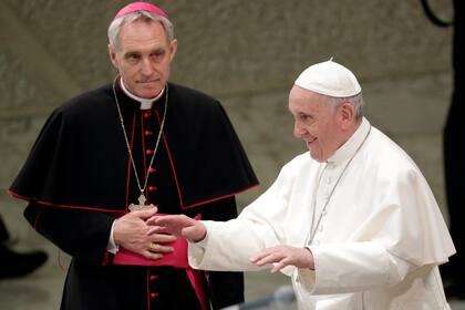 El arzobispo Georg Ganswein y el papa Francisco durante una audiencia en el Vaticano, el 25 de mayo de 2019. (AP Foto/Andrew Medichini, Archivo)