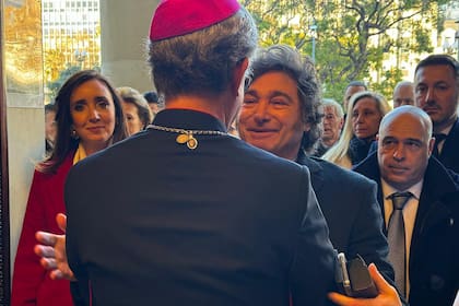 El arzobispo Jorge García Cuerva, con Javier Milei y Victoria Villarruel