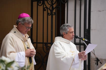 El arzobispo Jorge García Cuerva, en la misa en respaldo del reclamo del párroco Gustavo Antico
