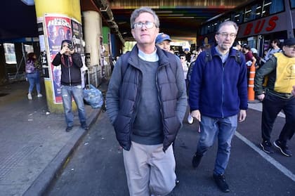 El arzobispo Jorge García Cuerva y monseñor Gustavo Carrara, al participar en la peregrinación a Luján, en octubre de 2023