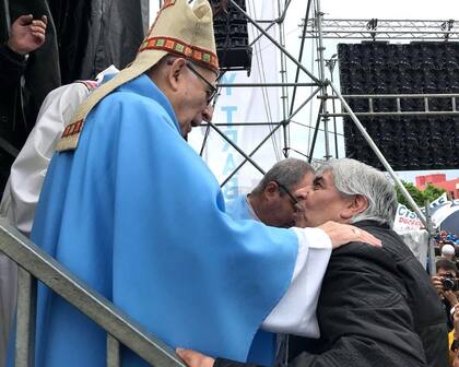 El arzobispo Radrizzani saluda a Hugo Moyano, en la misa