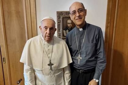 El arzobispo Victor Manuel "Tucho" Fernández con el Papa Francisco antes de su nombramiento
