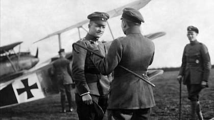 El as alemán Manfred Von Richthofen junto a su triplano Fokker durante el año 1918.