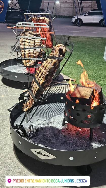 El asado lo hizo el propio entrenador, para la gente que está en la diaria en Boca Predio.