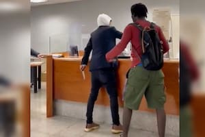 Un inmigrante senegalés fue al banco, peleó contra un asaltante y frustró el robo