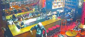El momento en el que dos ladrones entraron a robar un bar en Palermo