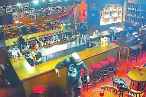 El momento en el que dos ladrones entraron a robar un bar en Palermo