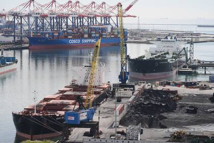 El asambleísta Robert Garcia impulsa la ley AB 1777 para regular fuentes de contaminación en puertos, estaciones ferroviarias y almacenes