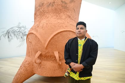 El ascendente Gabriel Chaile, con su escultura La yunga, que remite a sus orígenes tucumanos
