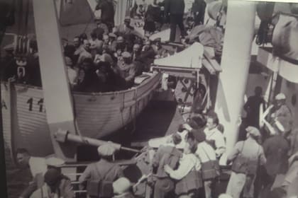 El ascenso de los pasajeros y tripulantes a los botes salvavidas se realizó de manera ordenada gracias a la templanza del capitán de la embarcación, Theodor Dreyer y de los oficiales a bordo
