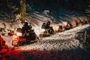 El ascenso en motos de nieve hasta El Refugio, el restaurante escondido en la montaña y con increíbles vistas panorámicas