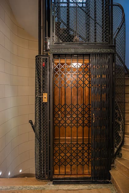 El ascensor original que conduce al subsuelo.