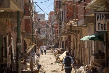 El asentamiento San Martín tiene unos 4000 habitantes. Crece entre la terminal de ómnibus y la estación del ferrocarril Belgrano