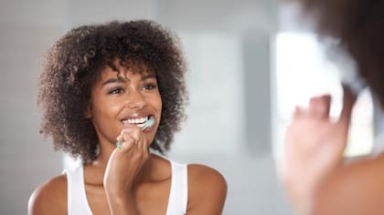 El aseo mediante el cepillo, el enjuague bucal y el hilo dental ayudan a controlar caries y manchas en los dientes
Foto: iStock