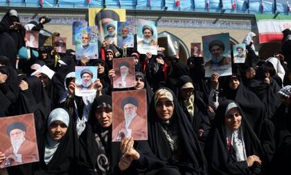 El asesinato de Hasán Nasralá, cuya foto y la del ayatolá Ali Jamenei portan estas mujeres iraníes, ha sacado el conflicto entre Israel e Irán de las sombras y los ha abocado a un enfrentamiento directo