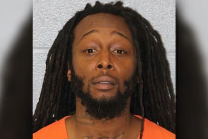 El asesino fue identificado como fue identificado como Decarlos Brown (34), un hombre sin hogar con un extenso historial criminal que incluye robo a mano armada, allanamiento y hurto