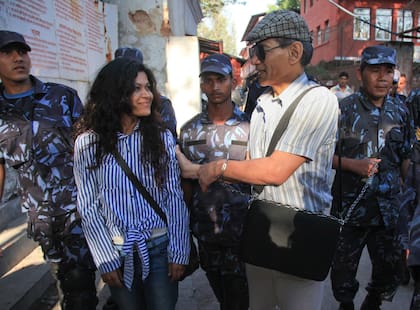 El asesino Charles Sobhraj y su esposa Nihita Biswaas en Katmandú, Nepal, en mayo de 2011, escoltados por las fuerzas de seguridad