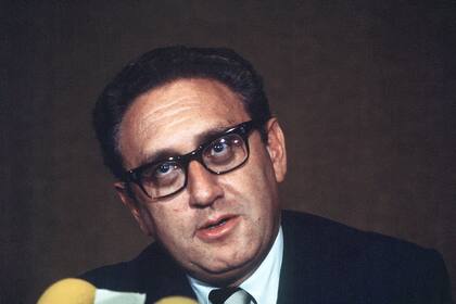 El asesor de seguridad nacional de EE.UU., Henry Kissinger, habla con la prensa en París el 13 de enero de 1973, antes del acuerdo de alto el fuego en la guerra de Vietnam, firmado el 27 de enero de 1973 (Photo by AFP)