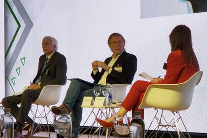 El asesor del agro de JXC, Guillermo Bernaudo; el secretario de Agricultura, Juan José Bahillo y la periodista, Jorgelina Traut