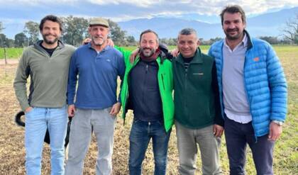 El asesor Martín Gana (de campera azul a la derecha de la foto), junto a un grupo de productores y veterinarios en Campo Quijano, en la provincia de Salta
