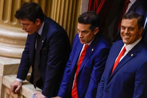 El Asesor presidencial, Santiago Caputo, en los balcones del recinto, lo acompaña Sebastián Amerio (viceministro de Justicia) y el "Gordo Dan", Daniel Parisini