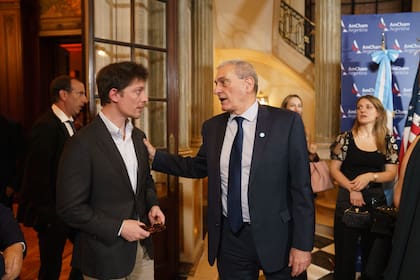 El asesor presidencial Santiago Caputo y Alejandro Diaz, CEO de AmCham