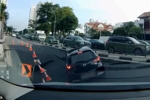 El asfalto se abrió y el auto cayó dentro del pozo