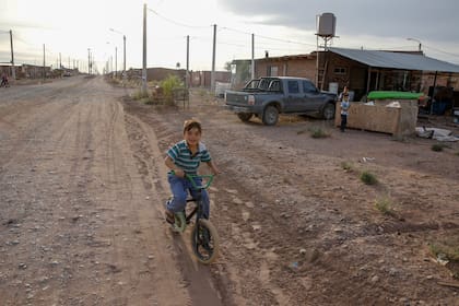 El asfalto y la construcción de veredas es una cuenta pendiente en Añelo
