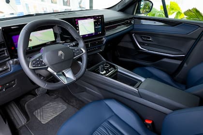 El asiento del conductor posee función de masaje, memoria y ajuste lumbar.