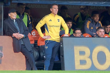 El asistente Claudio Úbeda condujo la práctica de Boca del miércoles a la tarde; tuvo disponibles a los recuperados Ander Herrera y Marco Pellegrino.