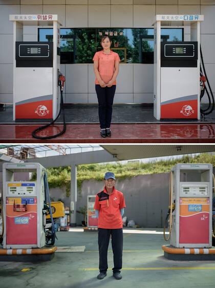 El asistente de la bomba de gasolina Kim Su Hyang (18, arriba) en la gasolinera donde trabaja en la carretera Pyongyang a Nampho y una operadora de una bomba de gasolina surcoreana en una gasolinera cerca Goyang