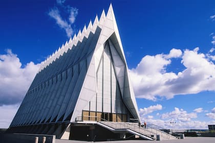 El aspecto más llamativo de la Capilla es su hilera de diecisiete torres, aunque el diseño original requería veintiún torres, pero este número se redujo debido a problemas de presupuesto.