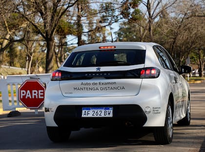 El aspirante a conductor puede elegir entre un vehículo con caja manual o automática para la prueba de manejo