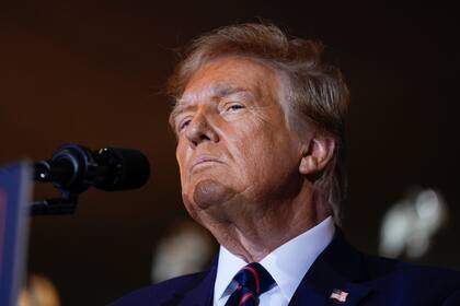 El aspirante a la candidatura presidencial republicana Donald Trump habla en un acto electoral en Nashua, Nueva Hampshire, 23 de enero de 2024. (AP Foto/Matt Rourke)