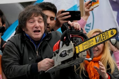 El aspirante presidencial Javier Milei, de la coalición La Libertad Avanza, usó una motosierra también en La Plata (AP Foto/Natacha Pisarenko)