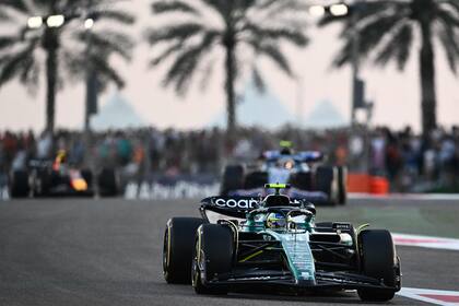 El Aston Martin de Fernando Alonso gira en Abu Dhabi, en la última carrera de 2023