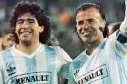 Maradona junto al expresidente Carlos Menem, en un partido benéfico de 1989
