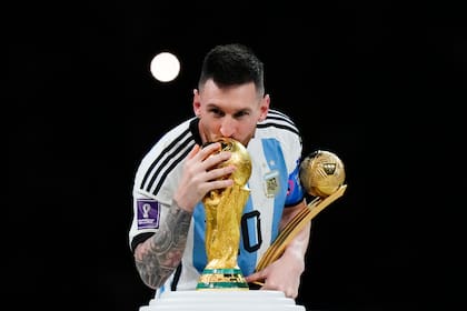 El astro argentino Lionel Messi besa la copa del mundo tras la final de Mundial de Qatar 2022