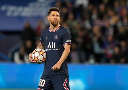 El astro argentino Lionel Messi, del PSG, se prepara para cobrar un penal con el que anotó el tercer gol del club francés en duelo del Grupo A de la Liga de Campeones ante el Leipzig, en el Parc des Princes de París, el martes 19 de octubre de 2021. (AP Foto/Francois Mori)